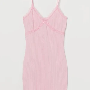 Klänning  - Säljer denna fina & sköna ribbade klänning med spets i storlek m 🩷