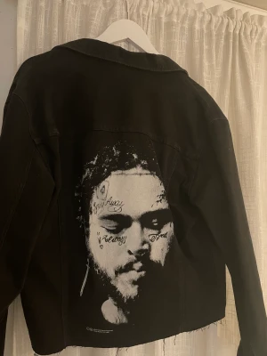 svart jeansjacka  - Säljer denna coola jacka med tryck på ryggen, använt sparsamt 💕