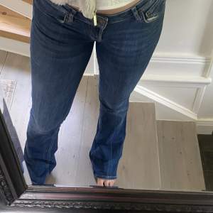 Säljer dessa bootcut jeans från zara som är för små för mig i storlek 36. Syns på sista bilden en liten del av en söm som börjar ge upp därav priset. Skicka privat för fler bilder🥰