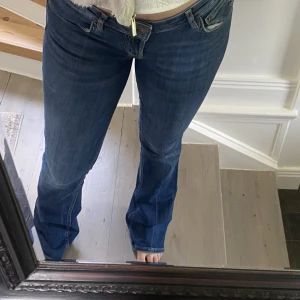 Zara jeans - Säljer dessa bootcut jeans från zara som är för små för mig i storlek 36. Syns på sista bilden en liten del av en söm som börjar ge upp därav priset. Skicka privat för fler bilder🥰