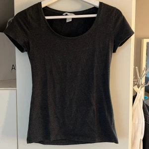 T-shirt  - Grå/svart T-shirt från . Storlek S💖