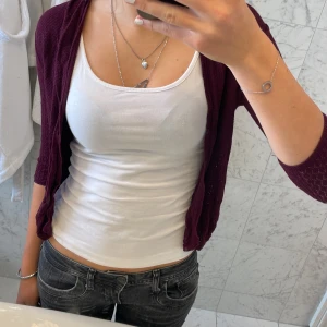 Vinröd mönstrad kofta - Kofta från hm i storlek xs, vinröd/lila 200kr