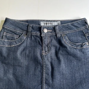 Super snygg jeans Kjol - Denna Kjol är tyvärr för stor för mig annars skulle jag ha kvar den. Men den här tjolen är i bra skick. Den är ca 37-38 centimeter i midjan och ca 32-33 centimeter i längden. Men det står storlek xs som ni kan se❤️