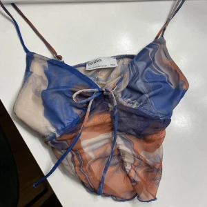Meshlinne - Meshlinne från bershka🤍 går att ställa in axelbanden samt knyta under brösten för att få mer stöd 🫶 den har även extra tyg vid brösten så är ej genomskinlig 🥰