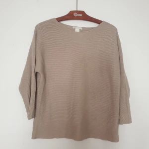 Beige ribbad tröja - Beige långärmad tröja.  Lite "grövre", superbekvämt mjukt material. Båthals (?) Småribbat material.