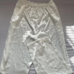 Victoria secret underdel - Säljer nu denna otroligt snygga pyjamas underdelen från Victoria secret, endast använd en gång och är super bekväma!