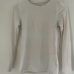 Vit långärmad tröja  - Använd fåtal gånger, storlek xs men passar en s också, perfekt basplagg 