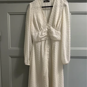 Vit klänning gina, storlek 34 - Köpt på tradera i nyskick. Använd en gång av mig, storlek 34. Fantastiskt fin! Från gina.