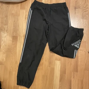 Adidas byxor - Trendiga adidas byxor, baggy trackpants. Har knyt på insidan. Osäker på storlek men kanske M/L