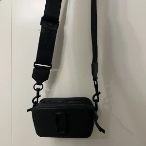 Marc jacobs väska - Svart Marc jacobs väska i bra och använt skick