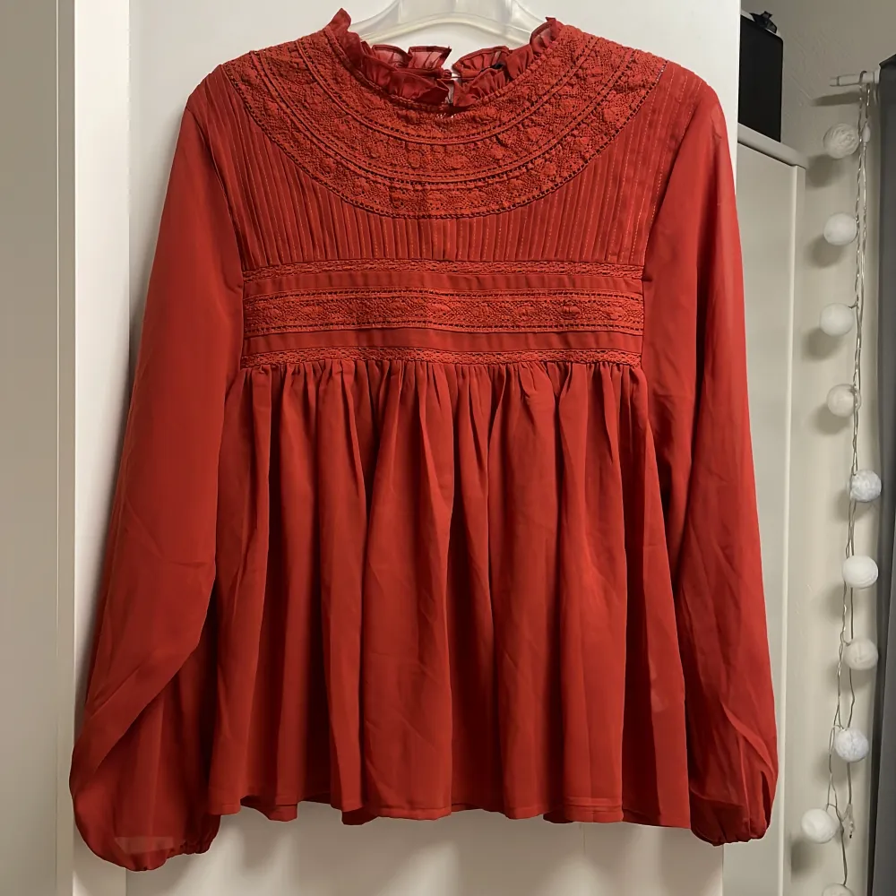 En JÄTTEFIN shiffon blus från New Yorker i storlek XS. Som ni ser på bilden är den oversize, så den passar verkligen alla från XS till L! En av mina favoritplagg, den är jättefin i skick och mycket efterfrågad😍✨ den har en vintage style samt elegant!. Puserot.