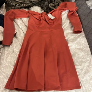 River island klänning  - Helt ny Klänning i en orange rosa färg från river island, super söt. Slutar ungefär vid låren 🩷🩷