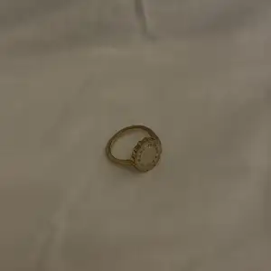 Säljer denna fina marc by marc jacobs ringen, använt ett par gånger men super fin!!💞