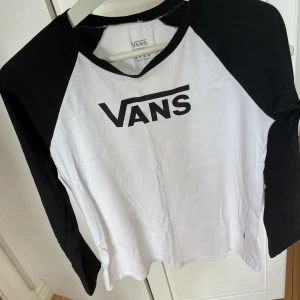 Vans tröja - Snyggaste longsleeven ifrån Vans. Lite använd och är i fint skick. Storlek Xs. Tröjan är uppvikt på andra bilden. Går bra att använda ”köp nu” annars skriv ett meddelande!☺️