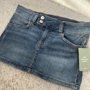 Lågmidjad kjol - Lågmidjad kjol från H&M. Lappen e kvar o aldrig använd. Eftersom flera verkar vara intresserade startar jag en budgivning.😊 kom ihåg att bud är bindande