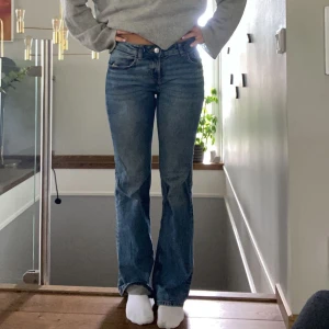 Lågmidjade bootcut jeans - Säljer mina Lågmidjade bootcut jeans ifrån hm. De är knappt använda och är i storlek 36💕