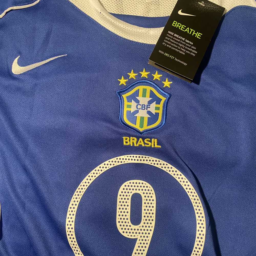 Helt nytt skick och oanvänd Retro Brasilien bortaställ 2006 Ronaldo 9 Pris kan diskuteras. T-shirts.