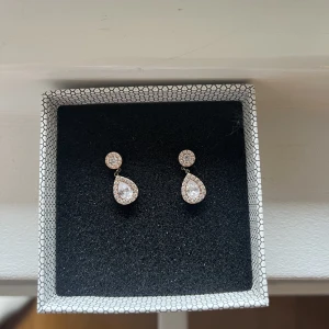 Örhängen - Säljer ett par jättefina oanvända örhängen från Edblad, guld/roseguld färg o köpta för ca 400kr💕 Skriv för frågor!