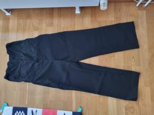 Pregnancy trousers from H&M in size S. They are a wide leg model and very comfortable.