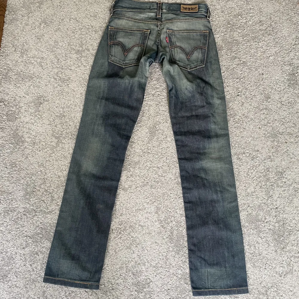 Så coola jeans från Levi’s som tyvärr är för små för mig 💞 Midjemått 70 cm, Innerbenslängd 76 cm, jättebra skick! . Jeans & Byxor.