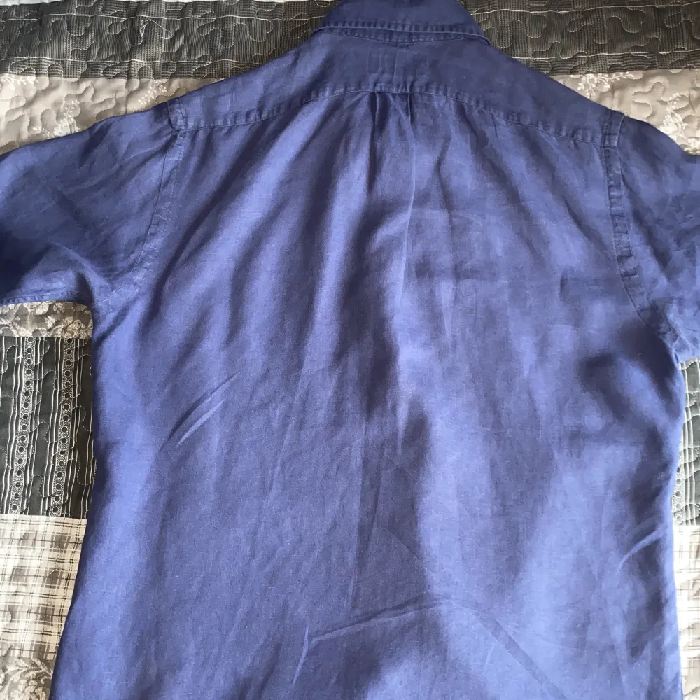 Denna Ralph lauren skjortan är i ganska bra skick den har Inga skador på materialet men är använd rätt så mycket söker den pga att den ej passar mig. Denna skjortan är i storlek m normalpris brukar vara runt 1000 kronor.. Skjortor.