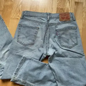 Ljusblåa levi's jeans i bra skick. Midjan är normalhög och modellen är 511. Säljer pågrund av att de är lite för små för mig.