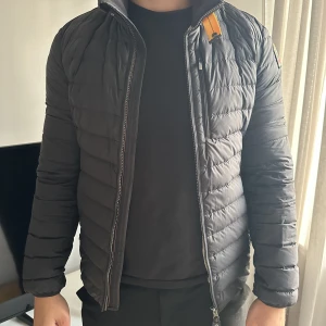 Parajumpers Ugo Herr Storlek M.  - Parajumpers Ugo Herr Storlek M. Sparsamt använd, väldigt bra skick. Ord pris 4999kr, säljer för 2500kr. 