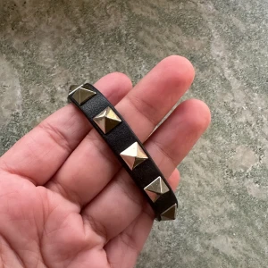 Valentino armband, svart - Säljer mitt supergamla valentino armband. Köptes typ 2018 men är väldigt fint skick då jag knappt använt de. Har ingen box eller kvitto kvar men det finns en stämpel inuti armbandet som man ser svagt. 