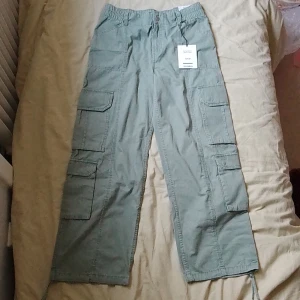 Cargobyxor  - Klassiska gröna cargobyxor från Pull&Bear Storlek 40 men passar på 36-40 och sitter lite tight på mig som är 40-42 Helt oanvända, köpta för ugf 400kr