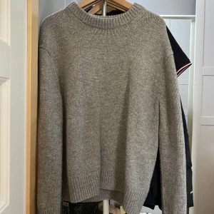 Arket stickad tröja  - Grå stickad tröja från arket, inga skador eller fläckar hör av dig vid minsta fråga 🙌🏻