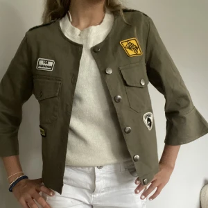 Grön jeansjacka  - Säljer denna coola jeansjackan med tryck då den inte kommer till användning. 