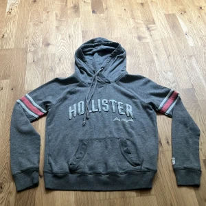 Hollister hoodie - En skön hollister hoodie i storlek S, knappt använd