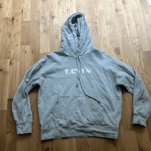 Levis hoodie  - Ljusblå Levis hoodie i storlek S 