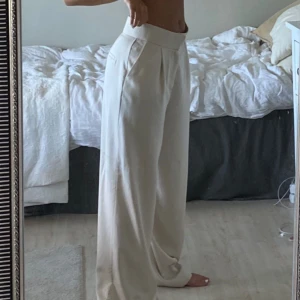 Beiga långa kostymbyxor  - Superfina beiga kostymbyxor, långa i benen! Endast använda vid ett tillfälle. 