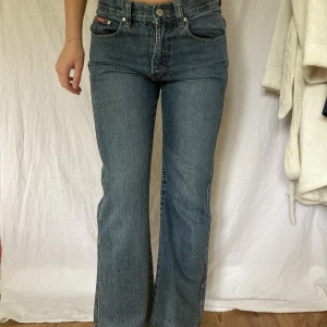 Bootcutjeans - Midjemått- 37cm (rätt över)  Inerbenslängd - 70cm  Passar nog bra i längden för någon som är ca 165cm  Du kan använda KÖP NU💕