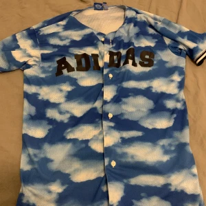 Adidas baseball t shirt M - Säg till om du vill ha fler bilder!
