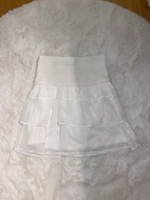 vit volangkjol helt oanvänd - säljer min kjol från bikbok eftersom den är alldeles flr stor. den är storlek xs men passar S-M bättre. har aldrig använt den, inte heller tvättat den så den är helt som ny. nypris 499 om jag inte mina fel💗