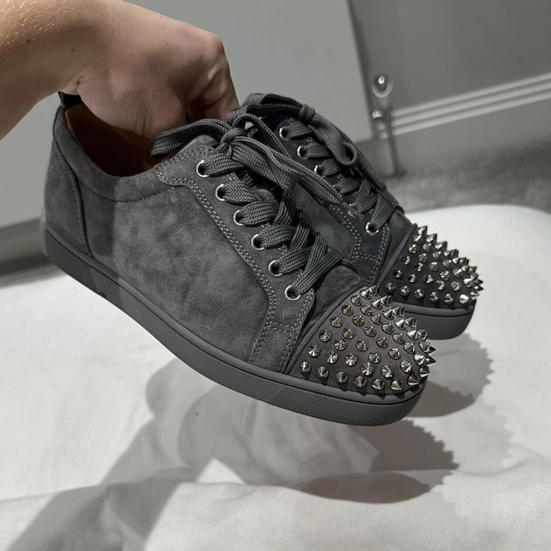 Grå Christian Louboutins