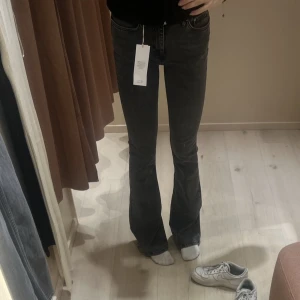 Gina full length flare  - Säljer vidare dessa snygga byxor från Gina då de inte passade mig i längden! 🫶🏼 byxorna är uppsydda o mäter 71 cm i innerbenslängd. Obs! Frakt ingår ej o använd helst inte köp direkt.  Skicka om ni har mer frågor🤍
