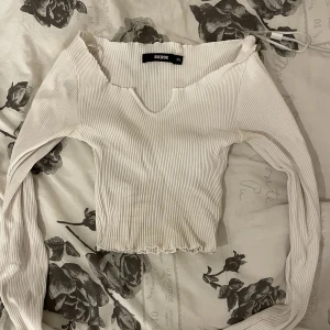 långärmad vit - vit långärmad från bikbok med ett v vid bröstet. Super fin och knappt använd 