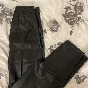 zara skinnbyxor - säljer mina skinnbyxor från zara i storlek ca men sitter bra på s med