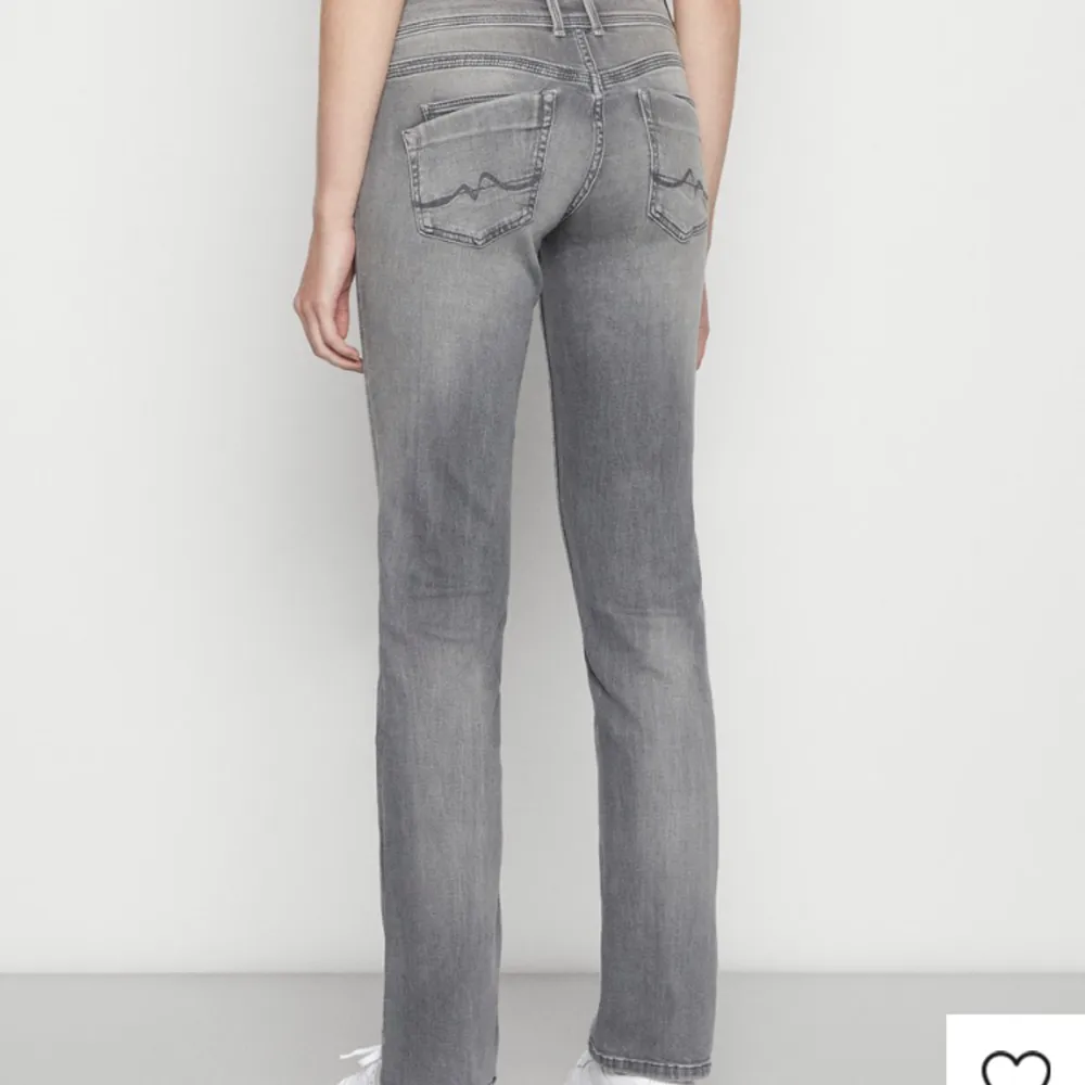 Jätte fina jeans som inte kommer till andvändning💕 . Jeans & Byxor.