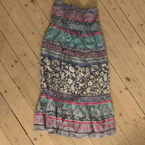 Långkjol - Säljer denna super fina lång kjolen som jag köpte i somras på Ibiza! Den är 79cm lång nästan helt oandvänd!🩷