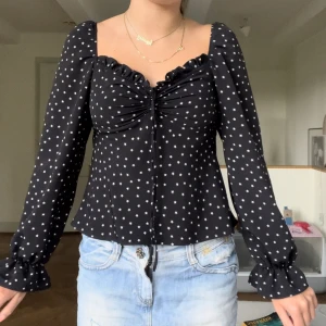 Svart blus - Supersnygg svart blus med små vita stjärnor