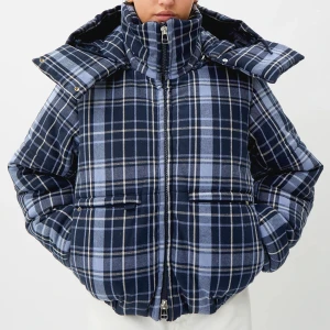 Hanna short puffer jacket - Superfin dunjacka som är croppad i modellen. Finns en luva till som är avtagbar! 4 fickor på utsidan. Varm och mysig med hög krage. Från weekday och är grymt skick pga knappt använd tyvärr. (obs färgen kom inte fram rätt på mina bilder därav internetbild)