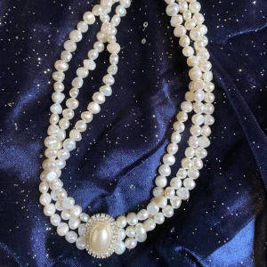 Lyxigt pärlhalsband  - Vitt lyxigt pärlhalsband (odlade sötvatten-pärlor) 