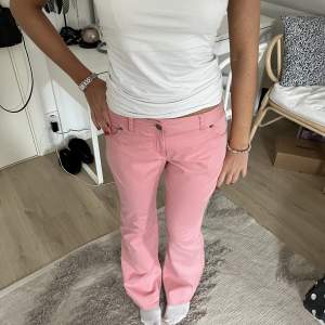 Rosa Lågmidjade jeans, nyskick!! Dem är ifrån Tommy hilfiger och midjemåttet är 39cm (tvärsöver) och innerbenslängden är 83cm!!💖💖Storlek 10 sitter som en S!