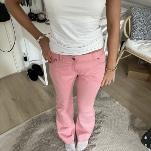 Rosa jeans!! - Rosa Lågmidjade jeans, nyskick!! Dem är ifrån Tommy hilfiger och midjemåttet är 39cm (tvärsöver) och innerbenslängden är 83cm!!💖💖Storlek 10 sitter som en S!