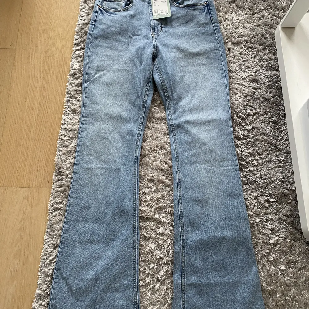 Helt nya utsvängda jeans från HM i storlek 36. Endast provade och prislappen kvar!  Nypris 299, börja buda från 170 kr!!  Säljes pga fel storlek och hann ej byta. . Jeans & Byxor.