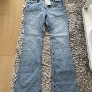 Helt nya utsvängda jeans från HM strl 36, prislapp kvar!! - Helt nya utsvängda jeans från HM i storlek 36. Endast provade och prislappen kvar!  Nypris 299, börja buda från 170 kr!!  Säljes pga fel storlek och hann ej byta. 